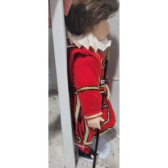 NEW Beefeate Tower of London Guard Soldier VTG Leonardo Collectio Porcelain Doll - Picture 11 of 14